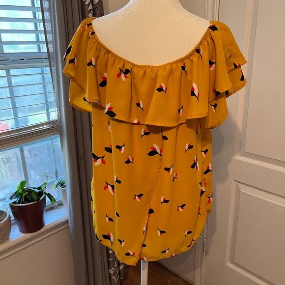 💛💛 Xhilaration mustard blouse. Size Medium. EUC. Pika boo back. 💛💛 - Picture 2 of 6